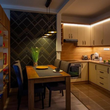Family Residence Егер Екстериор снимка