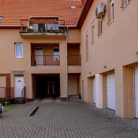 Family Residence Егер Екстериор снимка