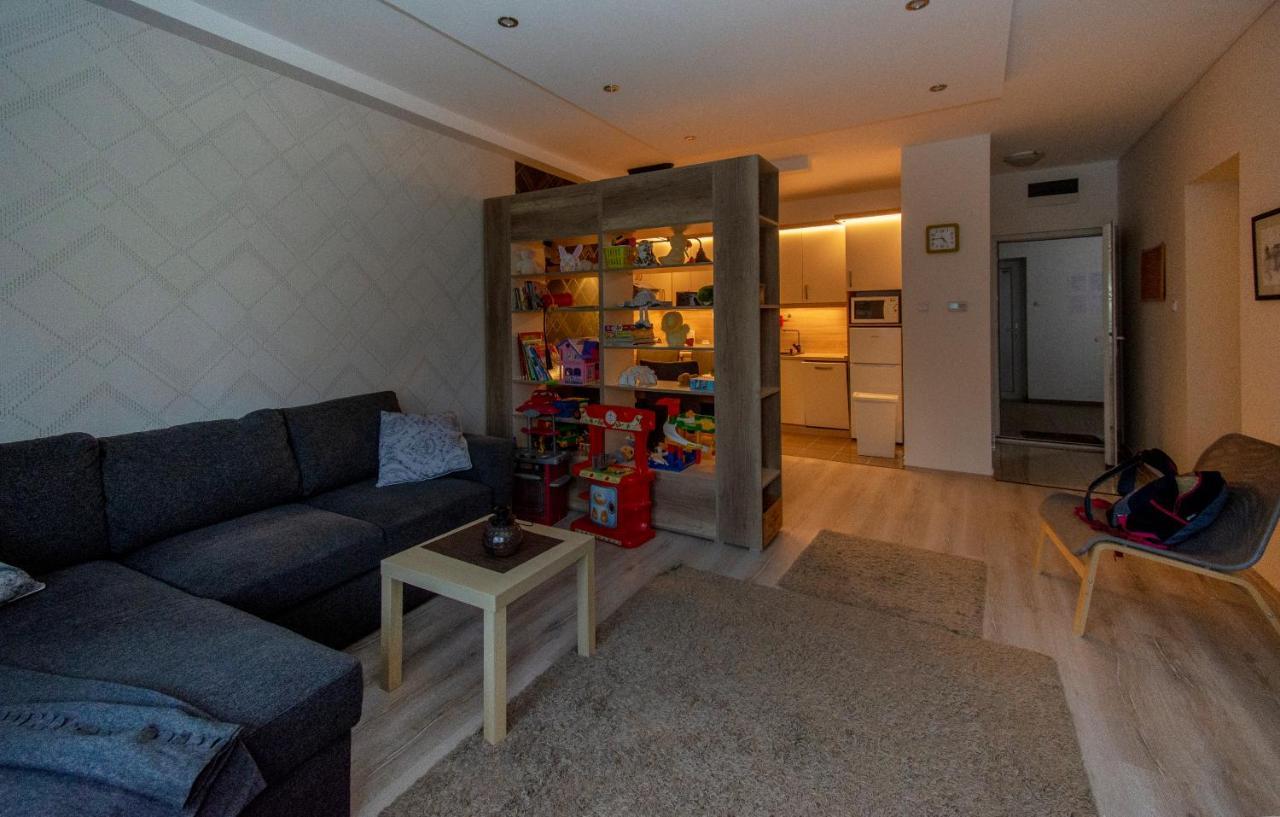 Family Residence Егер Екстериор снимка