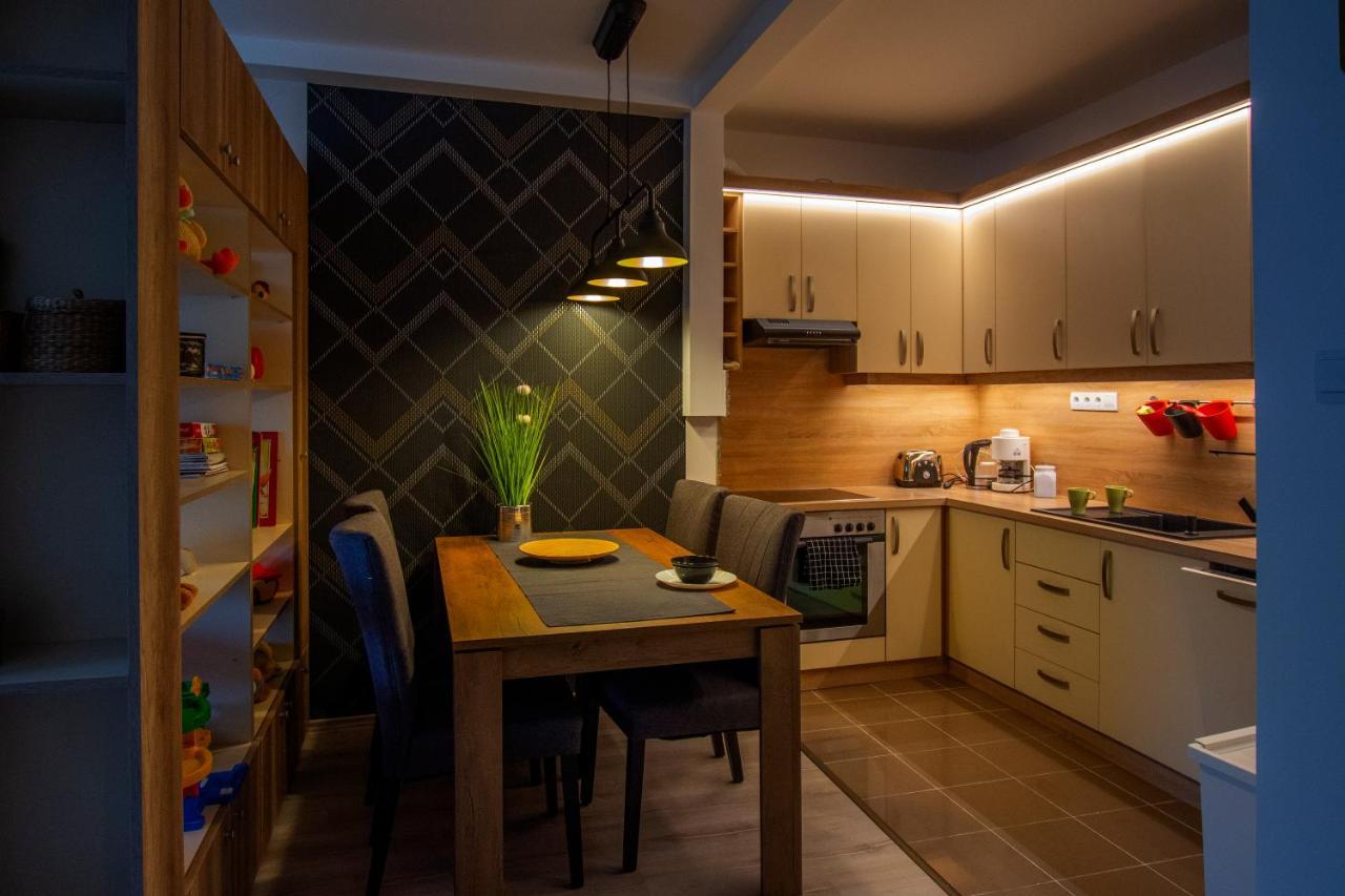 Family Residence Егер Екстериор снимка