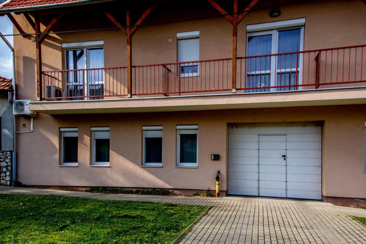 Family Residence Егер Екстериор снимка