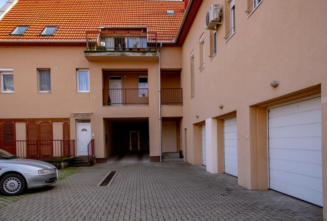 Family Residence Егер Екстериор снимка
