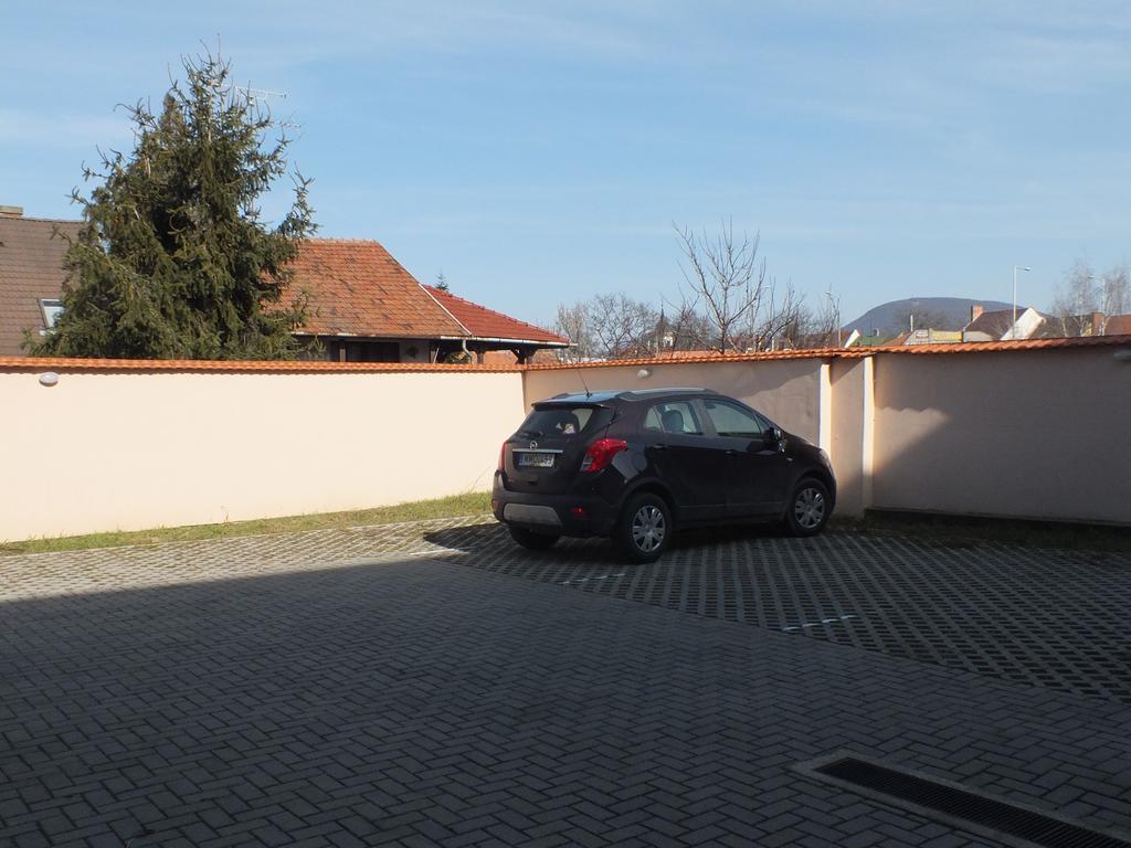 Family Residence Егер Екстериор снимка