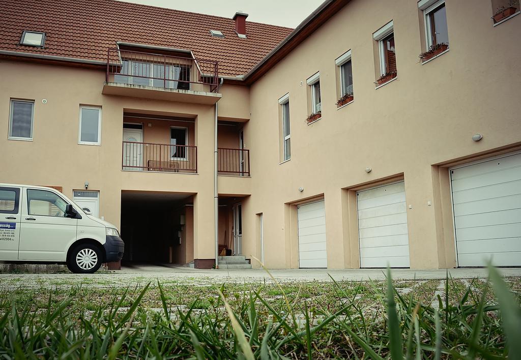 Family Residence Егер Екстериор снимка