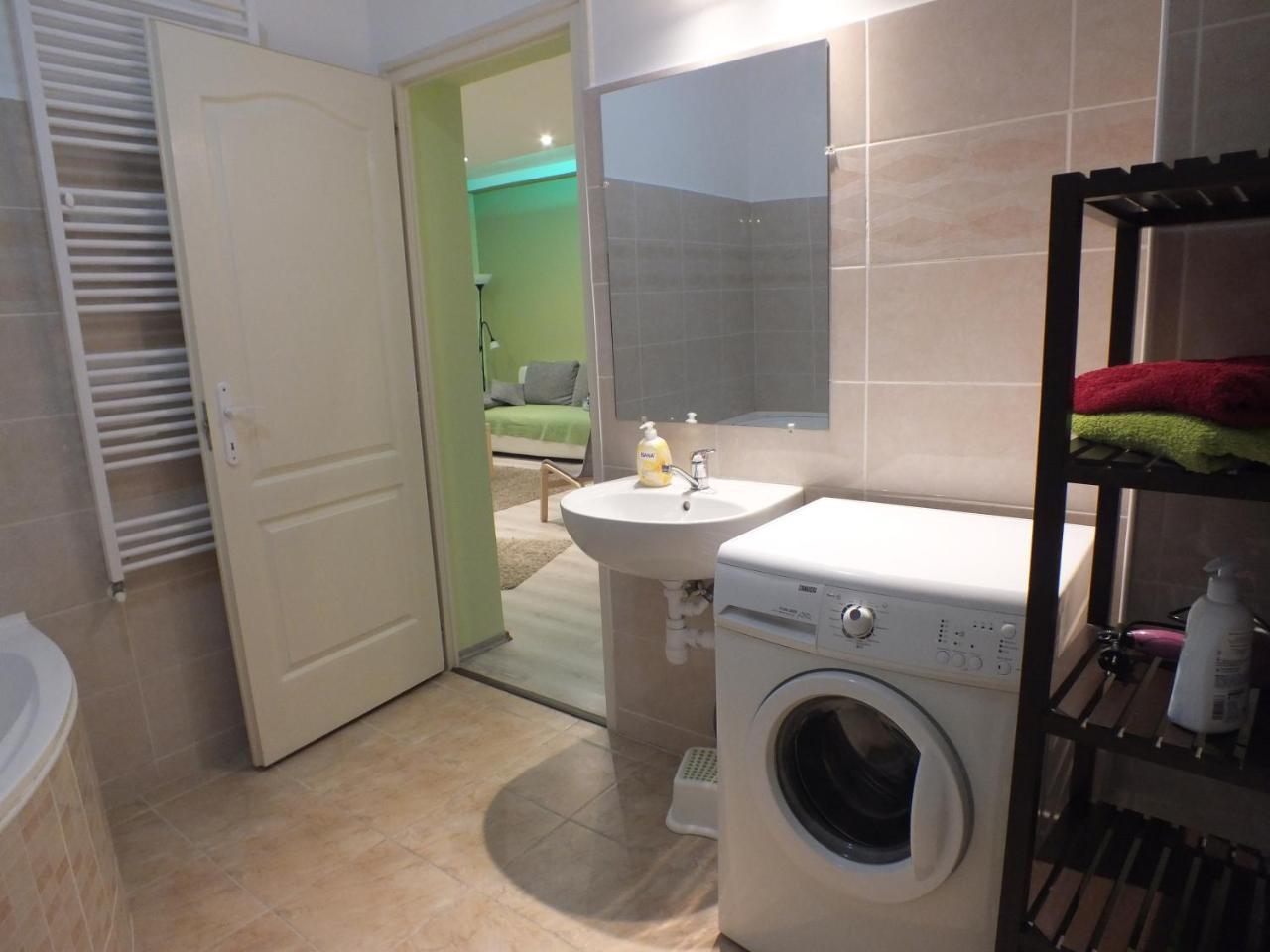 Family Residence Егер Екстериор снимка